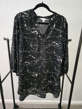 The NEW Boutique Black & White Marble-Print Tunic